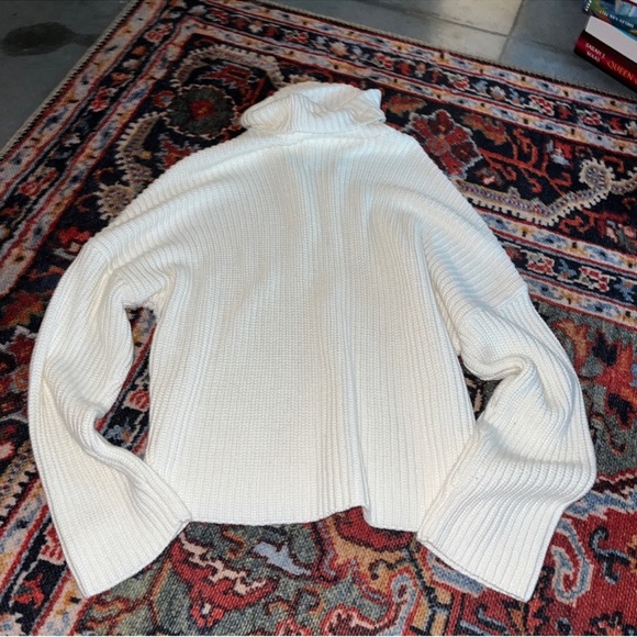 Abercrombie cream knit Turtleneck Sweater size medium - Picture 4 of 4
